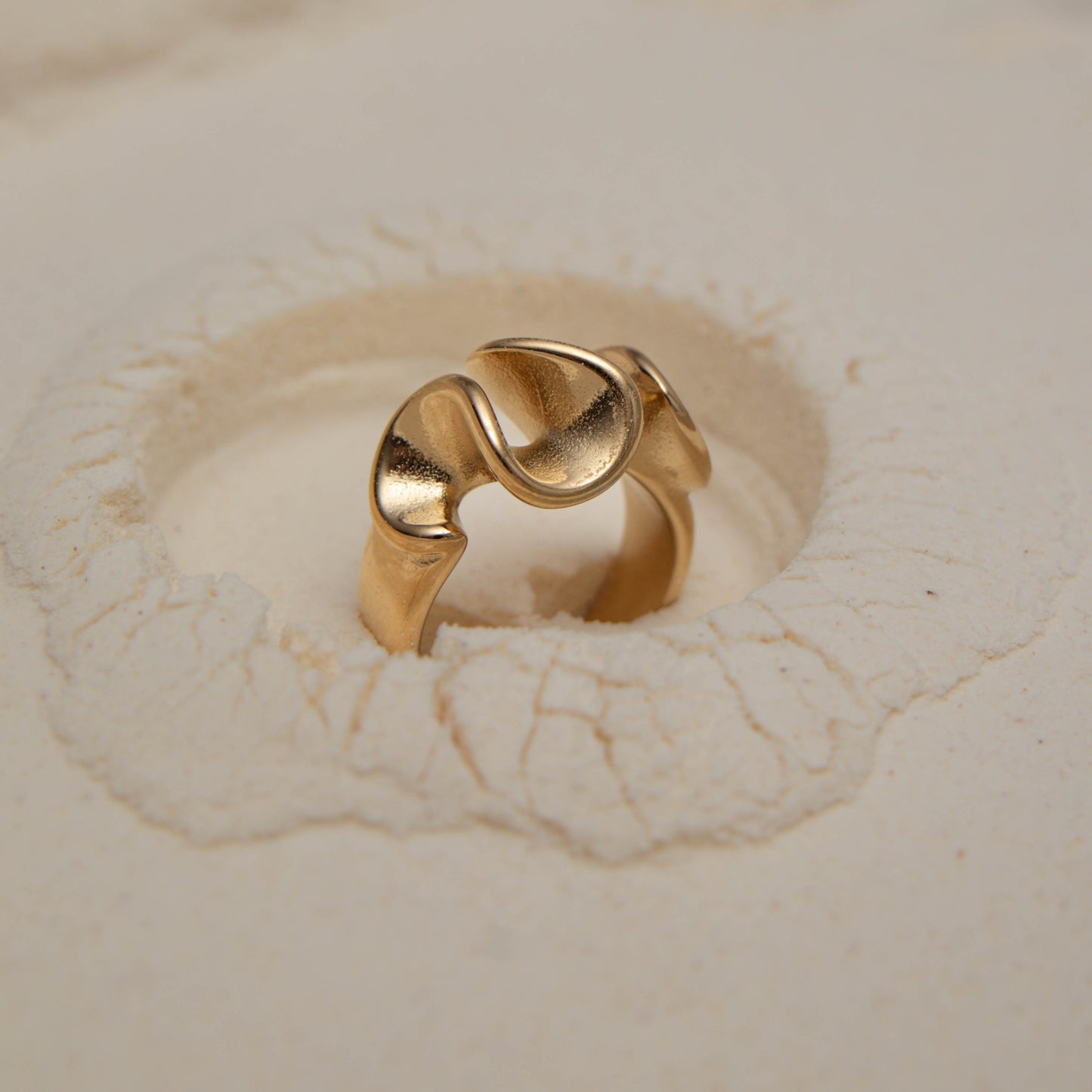 Curve ring