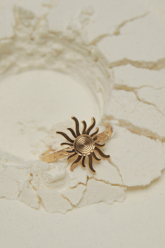 Sunny swirl ring