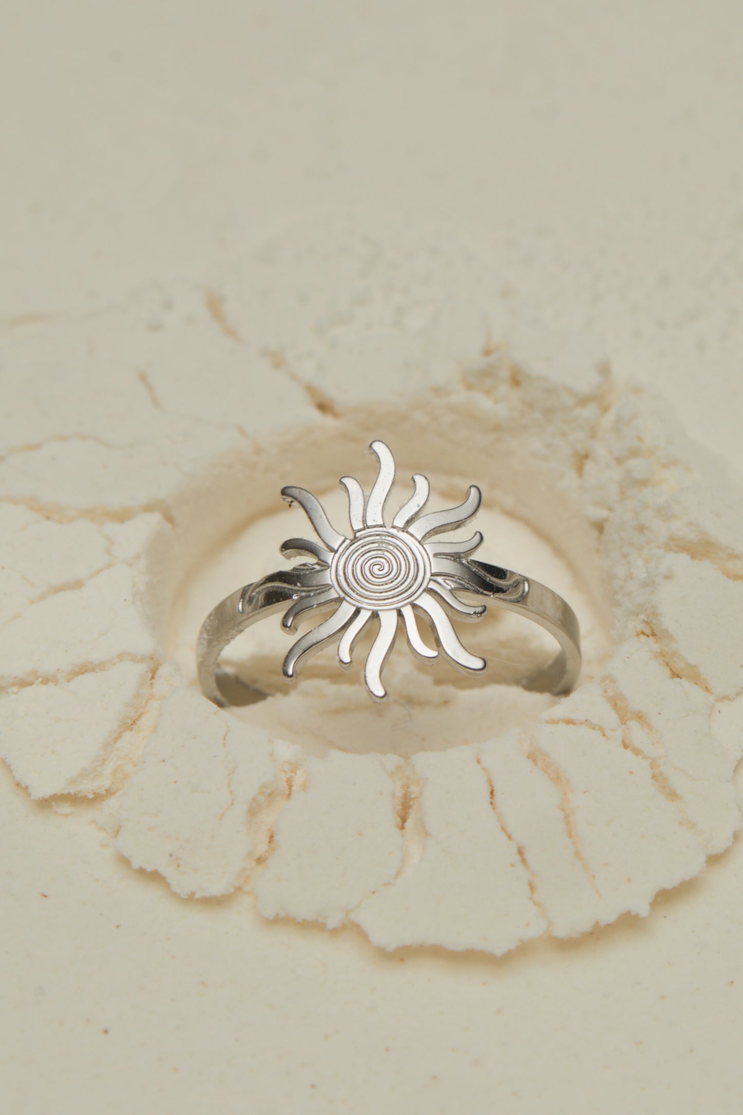 Sunny swirl ring