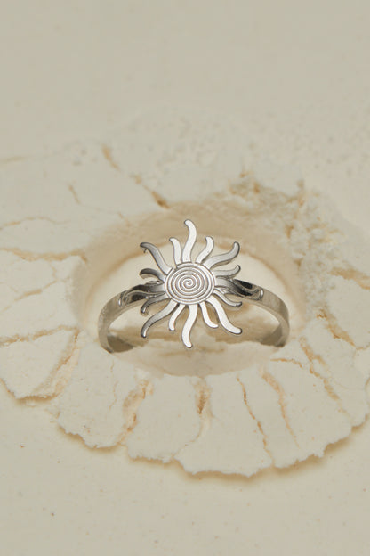 Sunny swirl ring