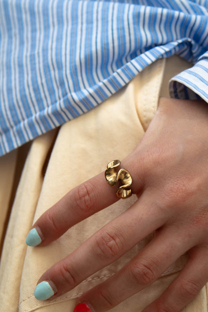 Curve ring